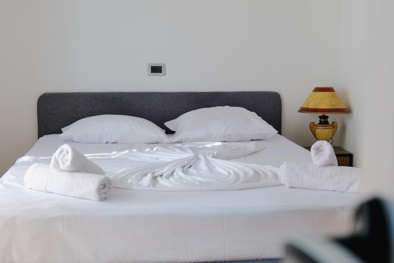 Hotel Leon Sarande Bagian luar foto