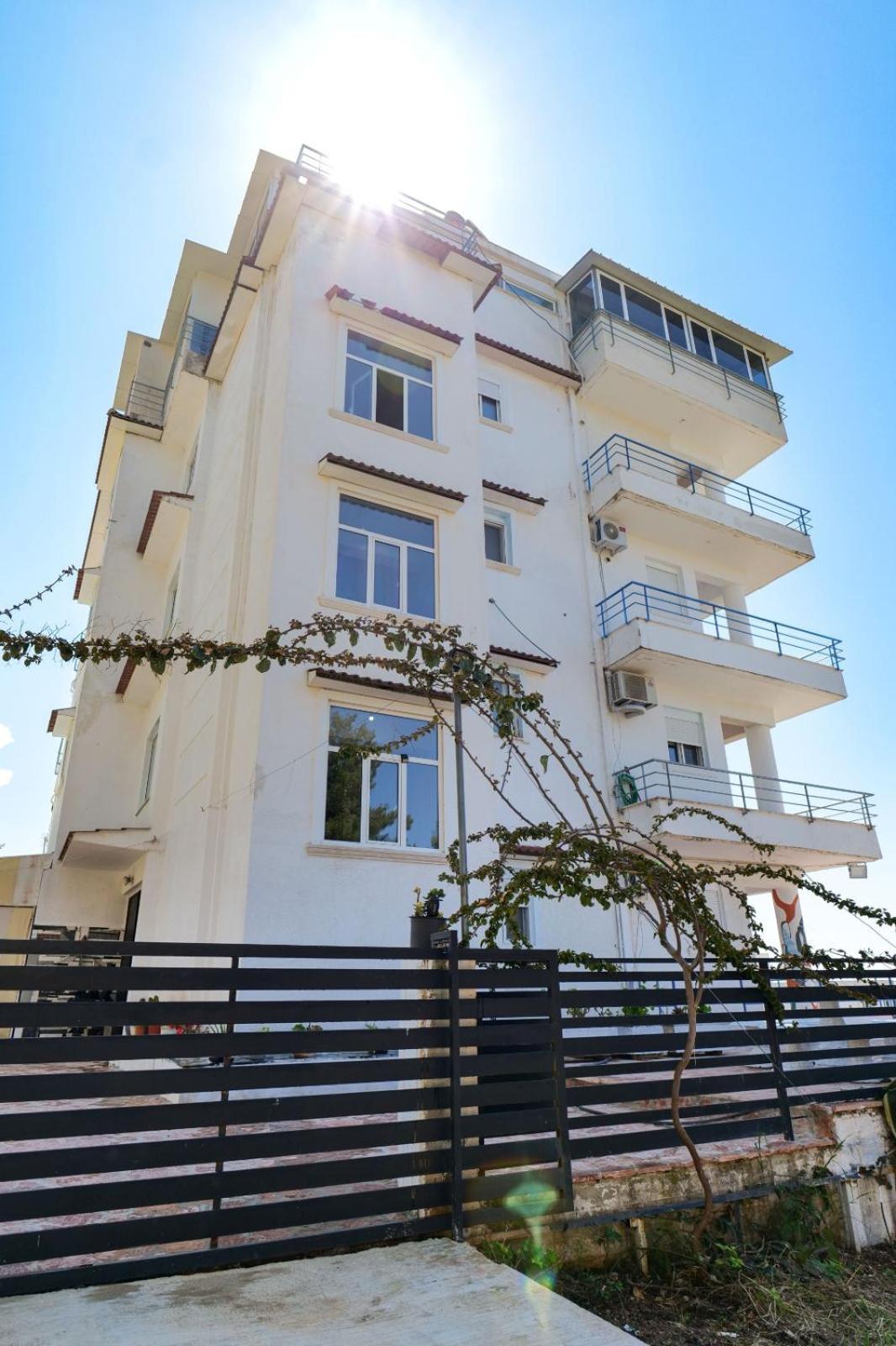Hotel Leon Sarande Bagian luar foto
